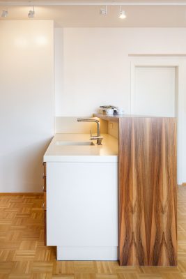 Theke aus Linoleum und Mineralwerkstoff