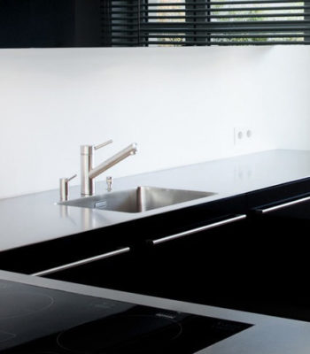 Küche mit schwarzen Glasfronten