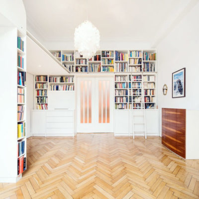 Wohnzimmer-Regal mit Bettanbau