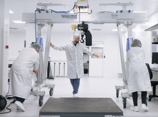 Fahrbarer Aluminium-Portalkran für Satellitenintegration im Reinraum
