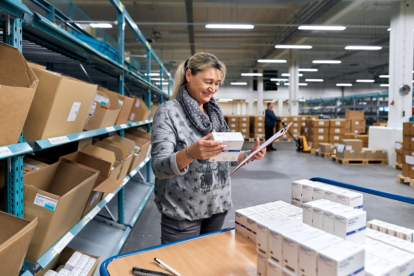 Mitarbeitende im Vertriebslager
