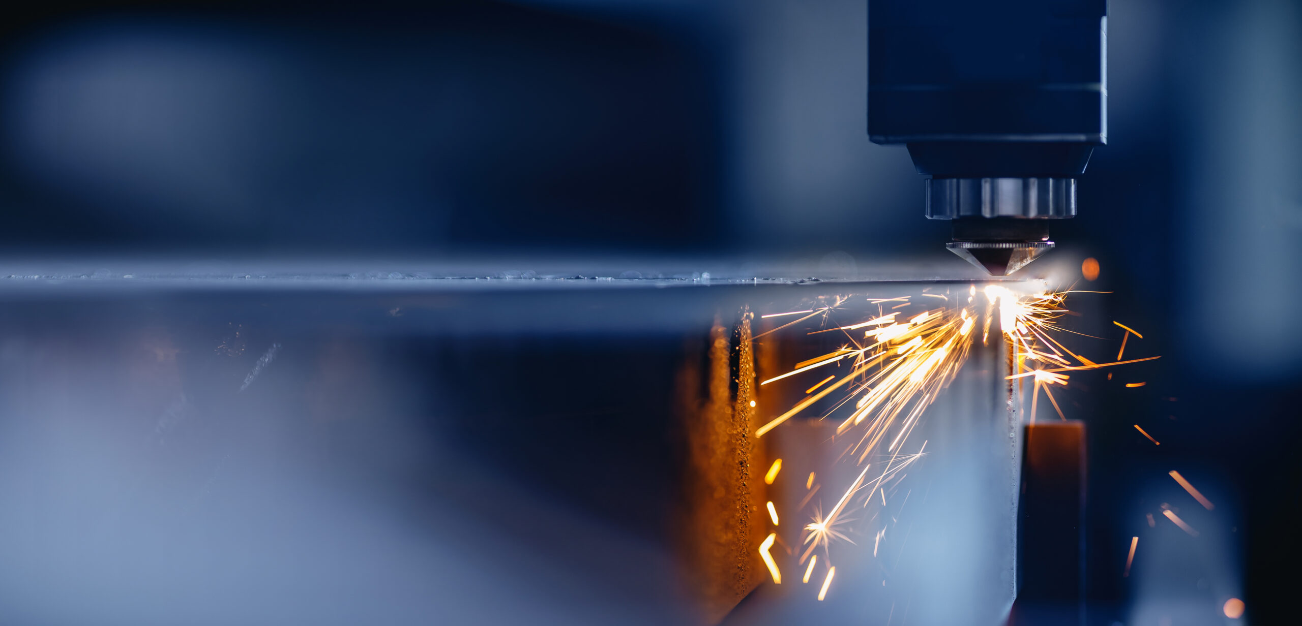 Lasergravur mit Funkenflug an einem Metall-Werkstück