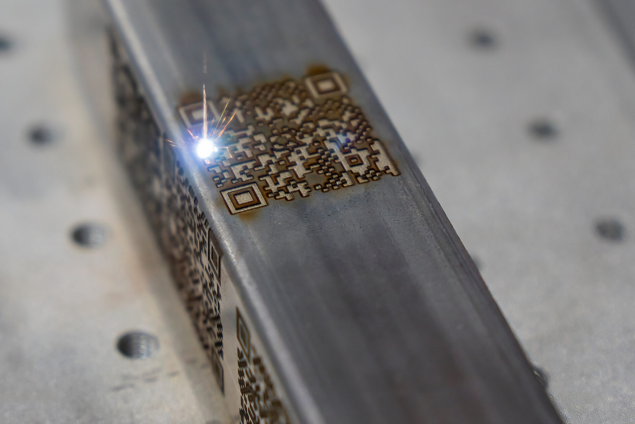 Werkstück mit per Laser gravierten QR-Codes
