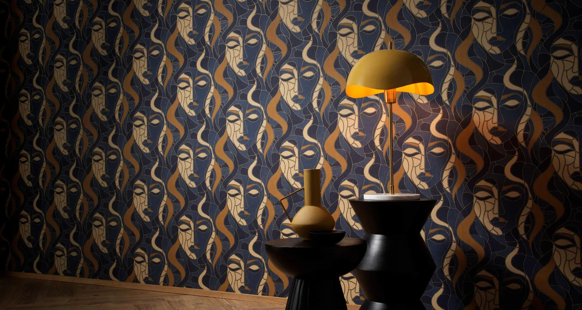 Grafische Tapete in Gold und Dunkelblau