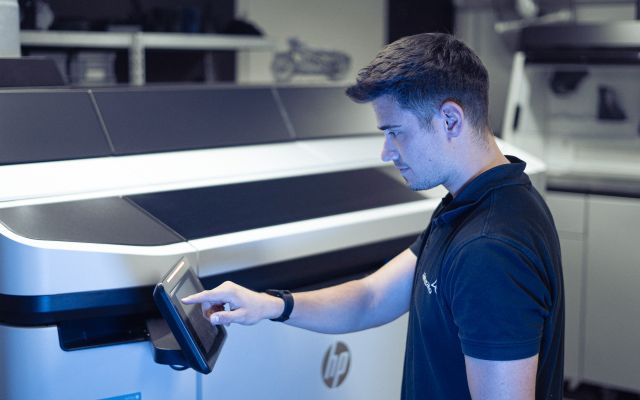 Produktionsbereich mit industriellen 3D-Druckern