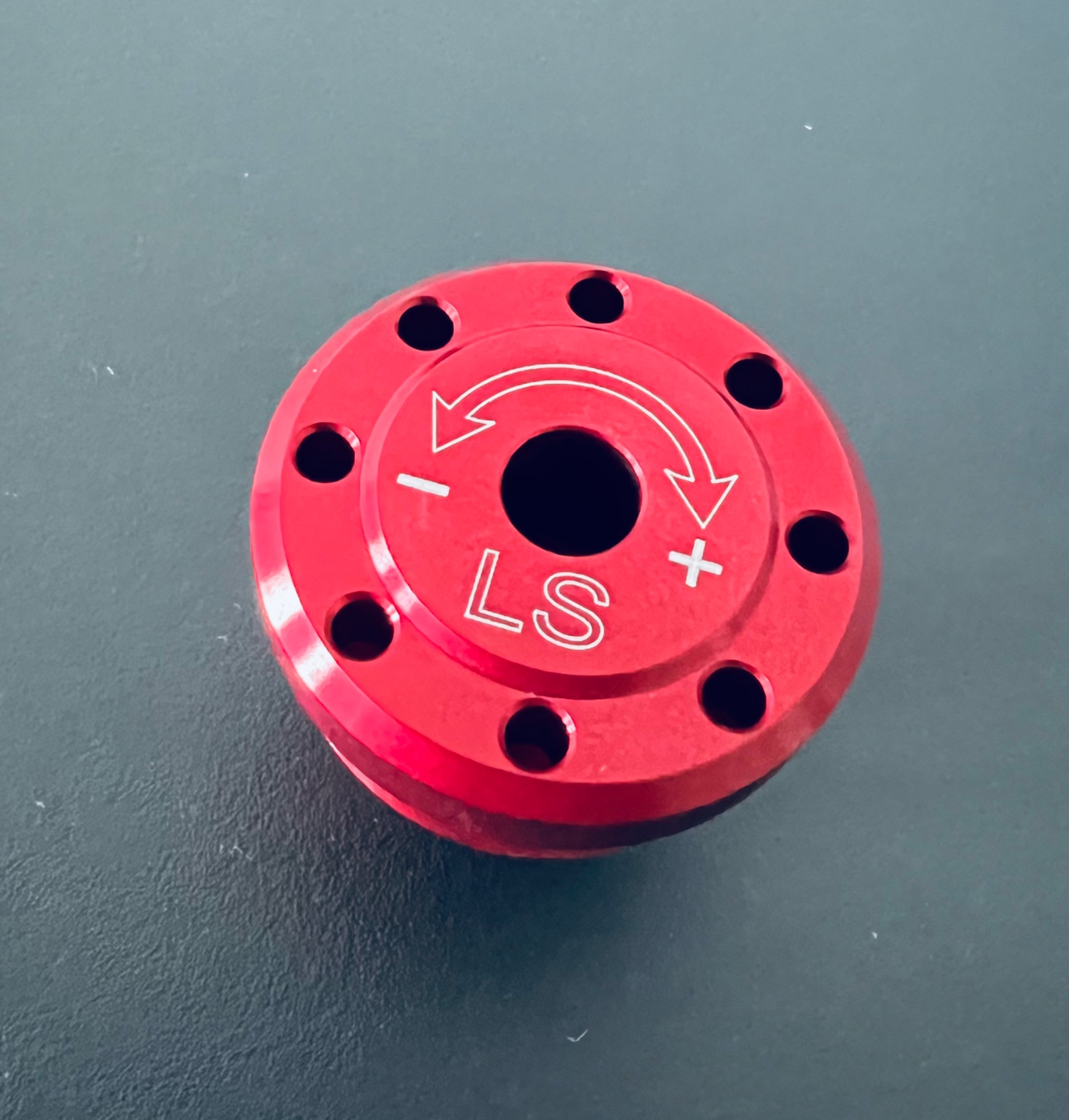 Rot eloxiertes Drehteil (Einstellrad)