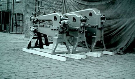 Historisches Foto einer Steppmaschine