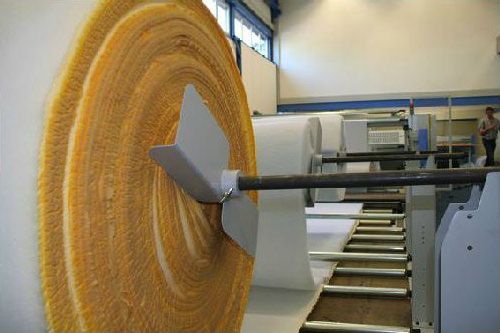 Materialzuführung an einer Steppmaschine in der Produktion