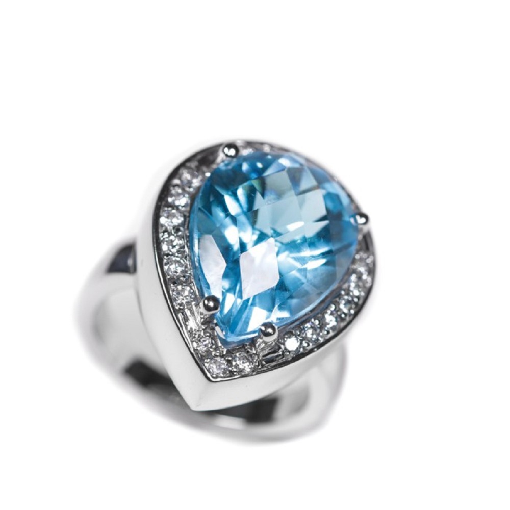 Ring mit blauem Stein