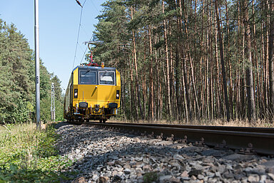 Machine deployment in railway construction