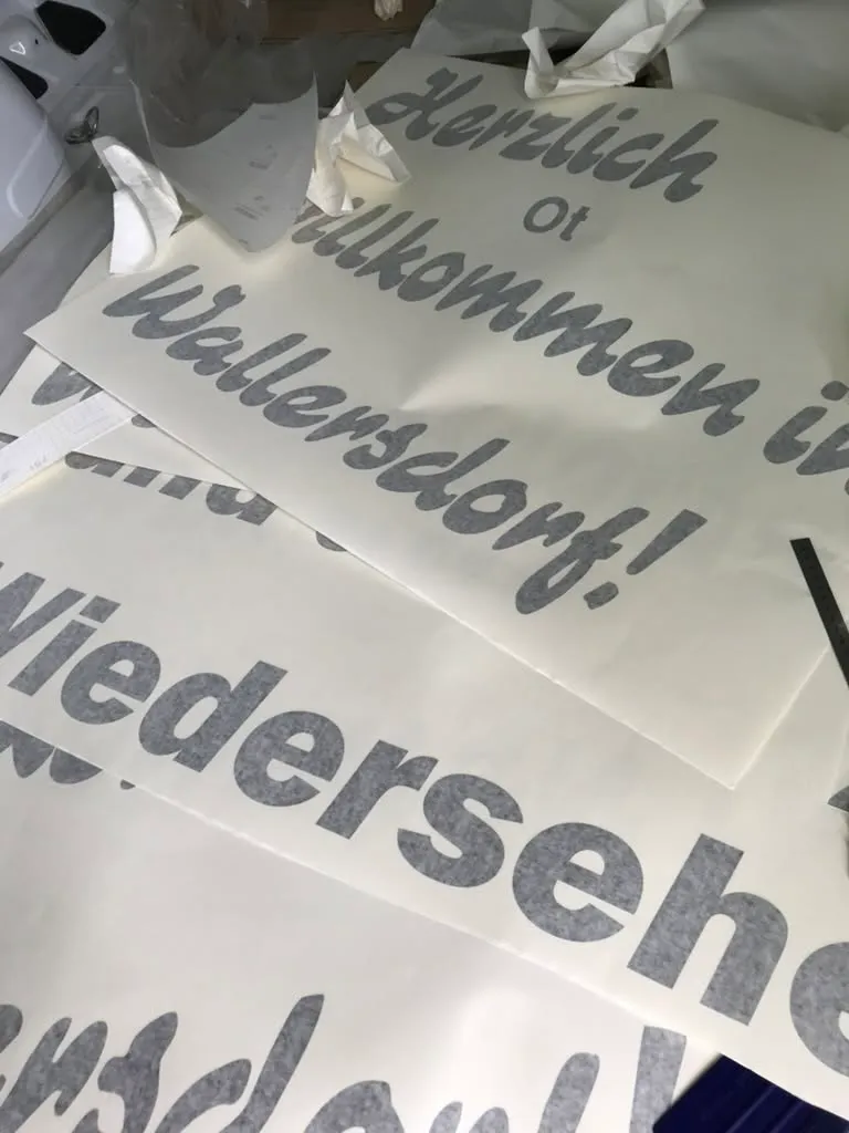 Willkommensschild Wallersdorf, Detail