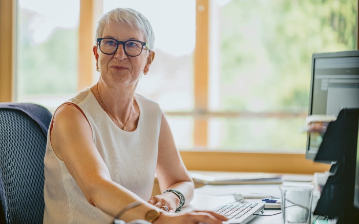 Projektleiterin GU/TU am Arbeitsplatz
