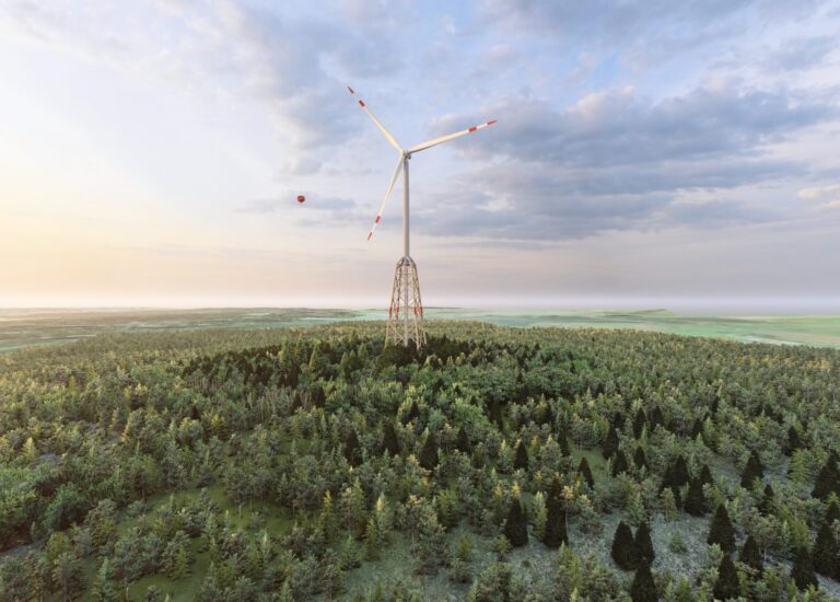 Holz-Hybridturm einer Windkraftanlage in einer grünen Landschaft
