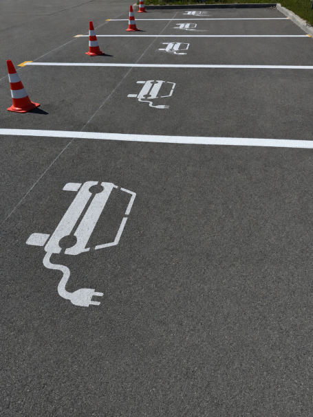 Markierte E-Auto-Parkplätze
