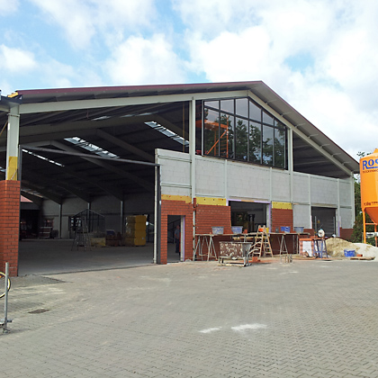 Werkshalle mit Stanz-Nibbel-Maschine (2012)
