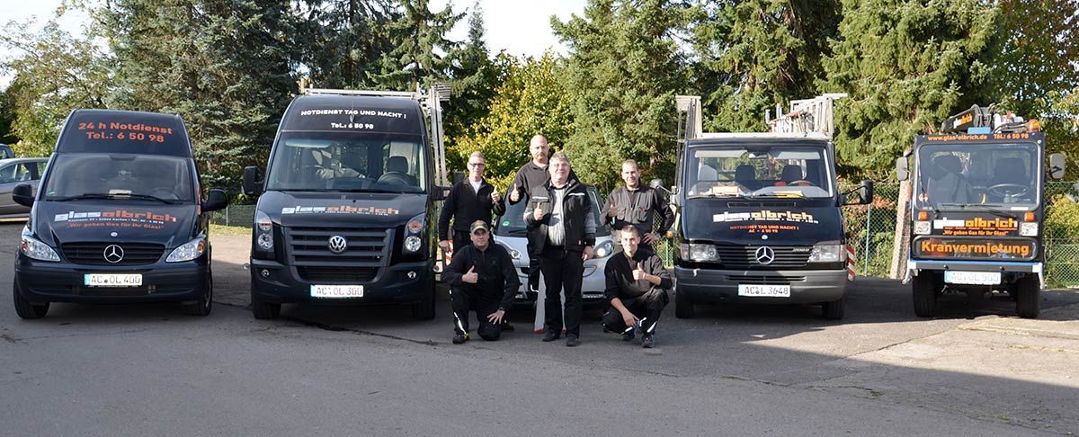 Team vor Fuhrpark