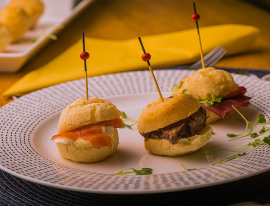 Servierte Pão de Queijo