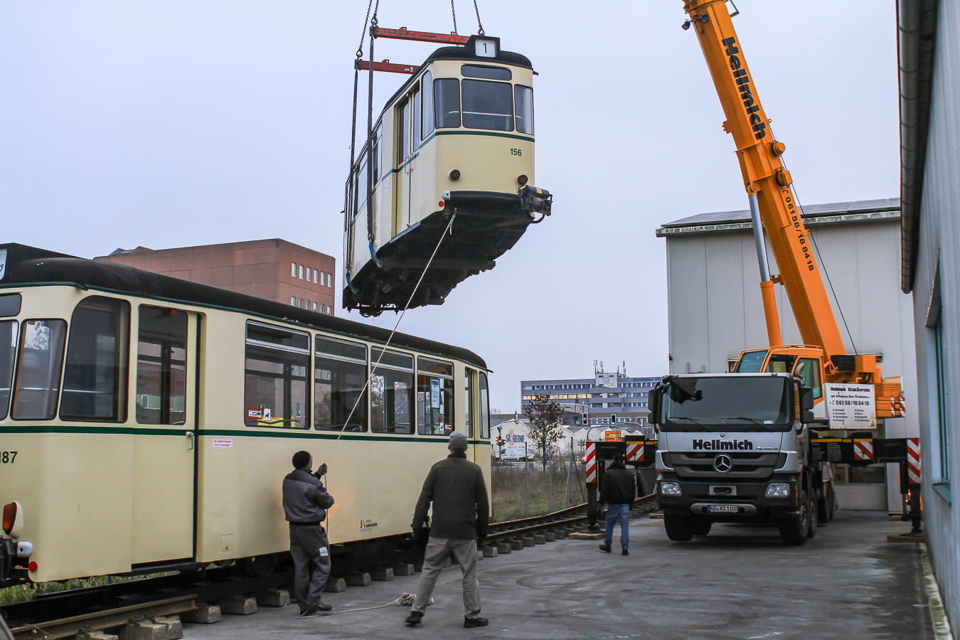 Verladung einer gebrauchten Straßenbahn