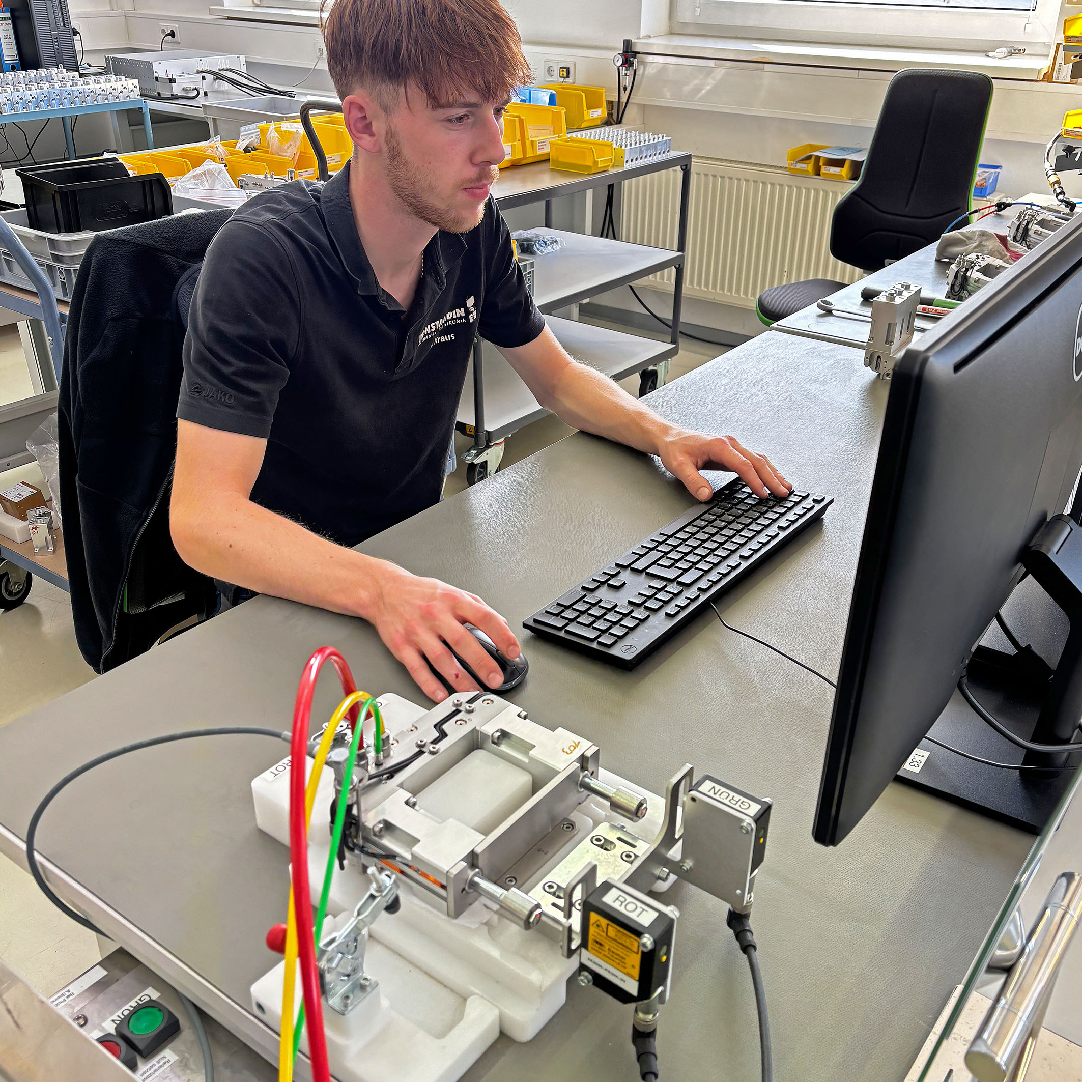 Mitarbeiter prüft ein Werkstück mit einem Messgerät