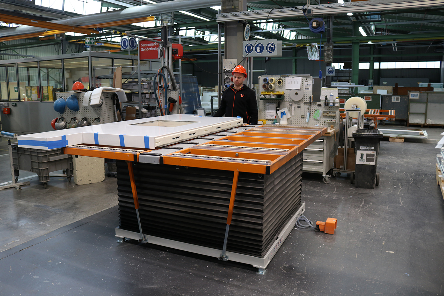 wendoLIFT pro beim Wenden eines Kühlzellenelements bei Viessmann
