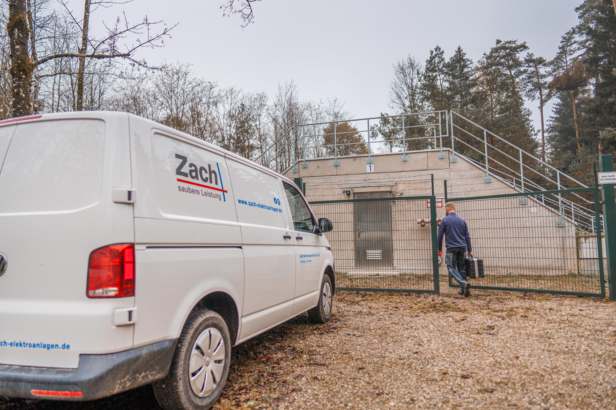 Techniker bei Wartung einer Wasserversorgungsanlage