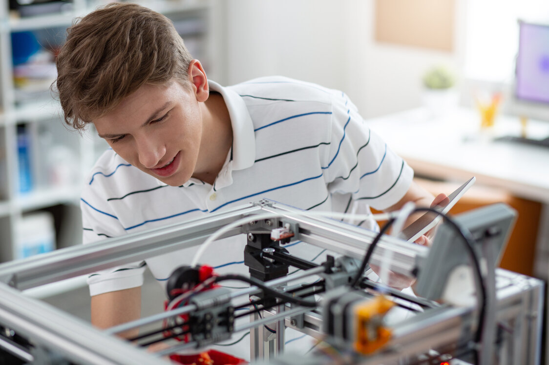 Ingenieur mit 3D-Modell in der Entwicklung
