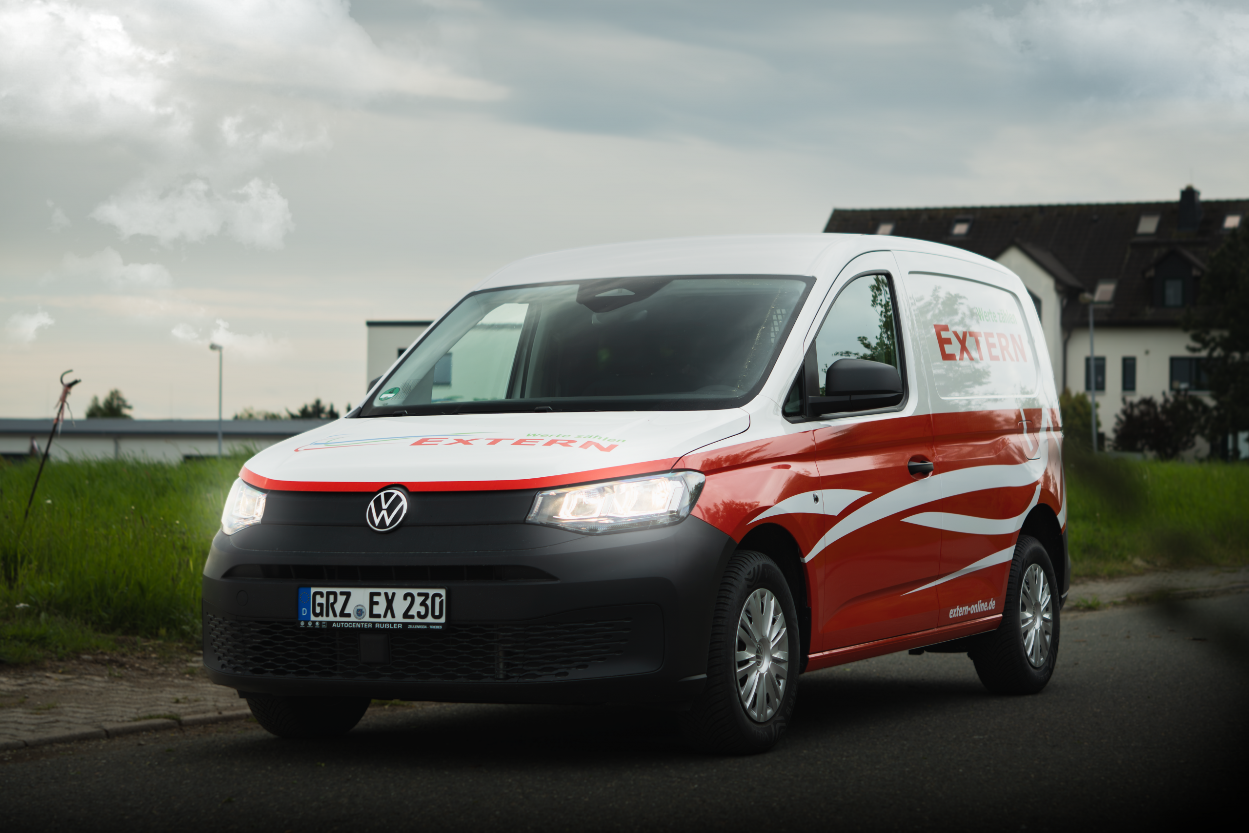 EXTERN-Fahrzeug im Außendienst