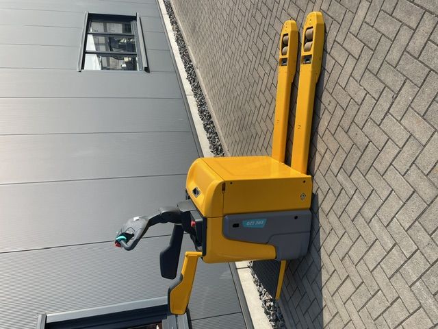 Jungheinrich ERE120 low-lift pallet truck (2,000 kg)