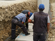 Stützmauer aus Betonfertigteilen