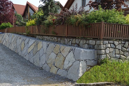 Wurfsteinmauer Einfahrt
