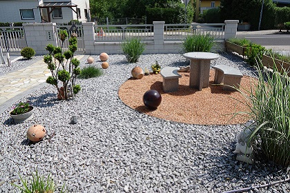 Garten mit Ziersplitten