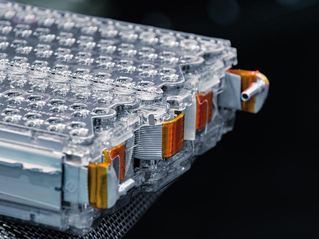 Schneestrahlreinigung in der Batterieproduktion