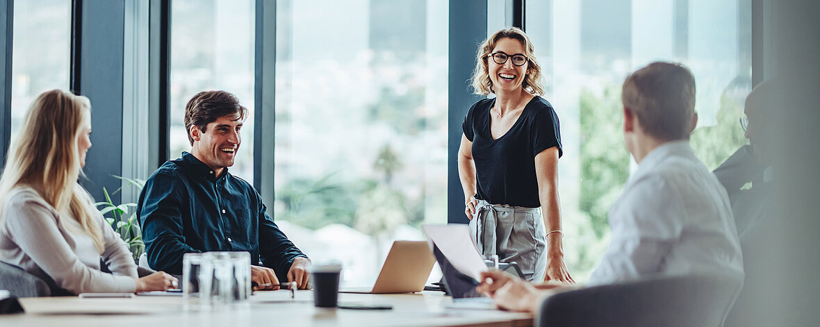 Team im Meetingraum der Hauptverwaltung