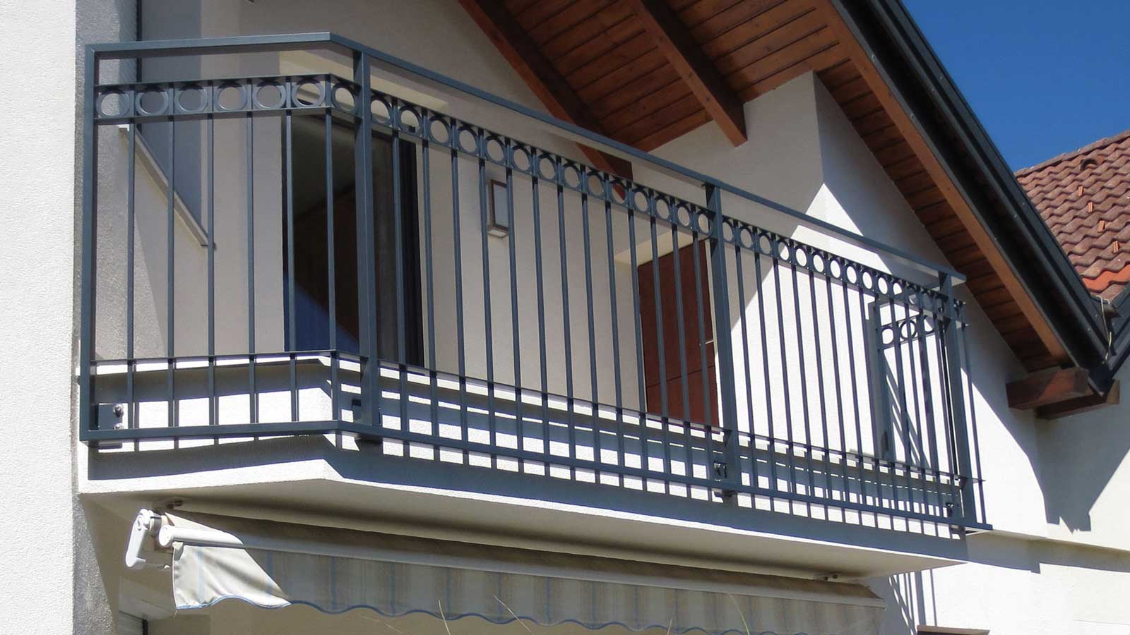 Balkon mit Geländer