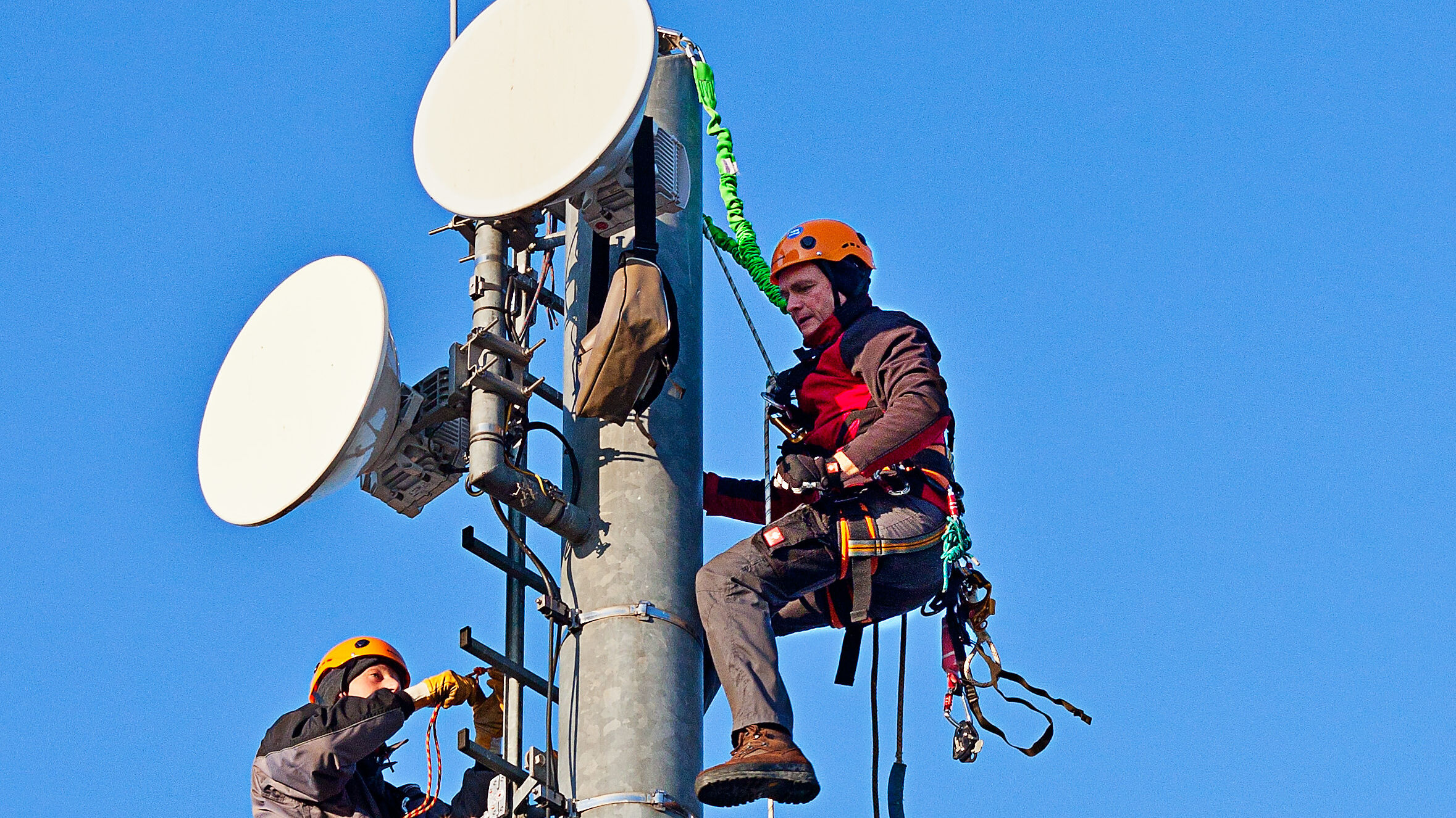 Mounting of a radio-link system on a mast