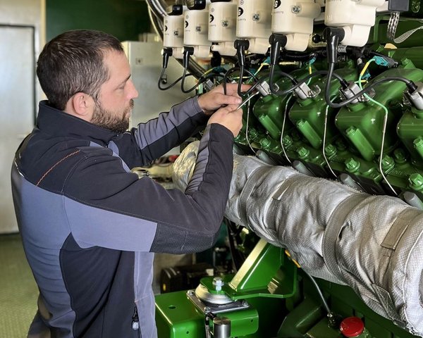 Servicetechniker bei der Wartung eines BHKW-Motors