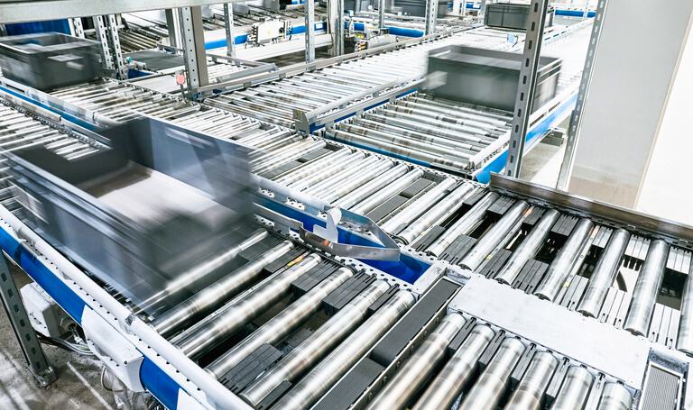 Automatisierte Logistikanlage mit Förderstrecken