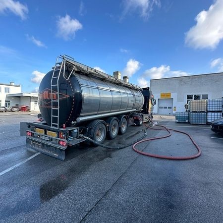 Spezialtankwagen wird mit Frostschutz befüllt