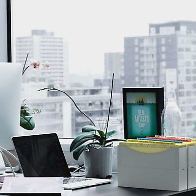 Arbeitsplatz mit griffbereiter Ablage