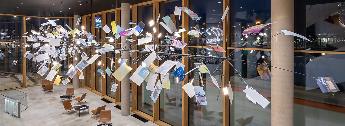 Lichtskulptur 'Timeline' für POST Luxembourg aus 112 OLEDs