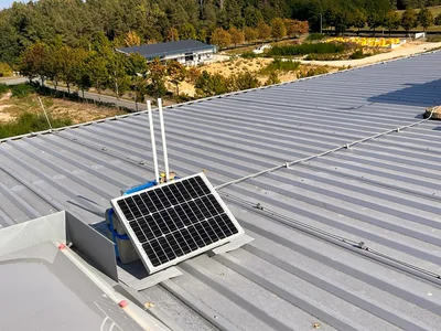 LoRa-Gateway mit Solarpanel auf einem Hallendach
