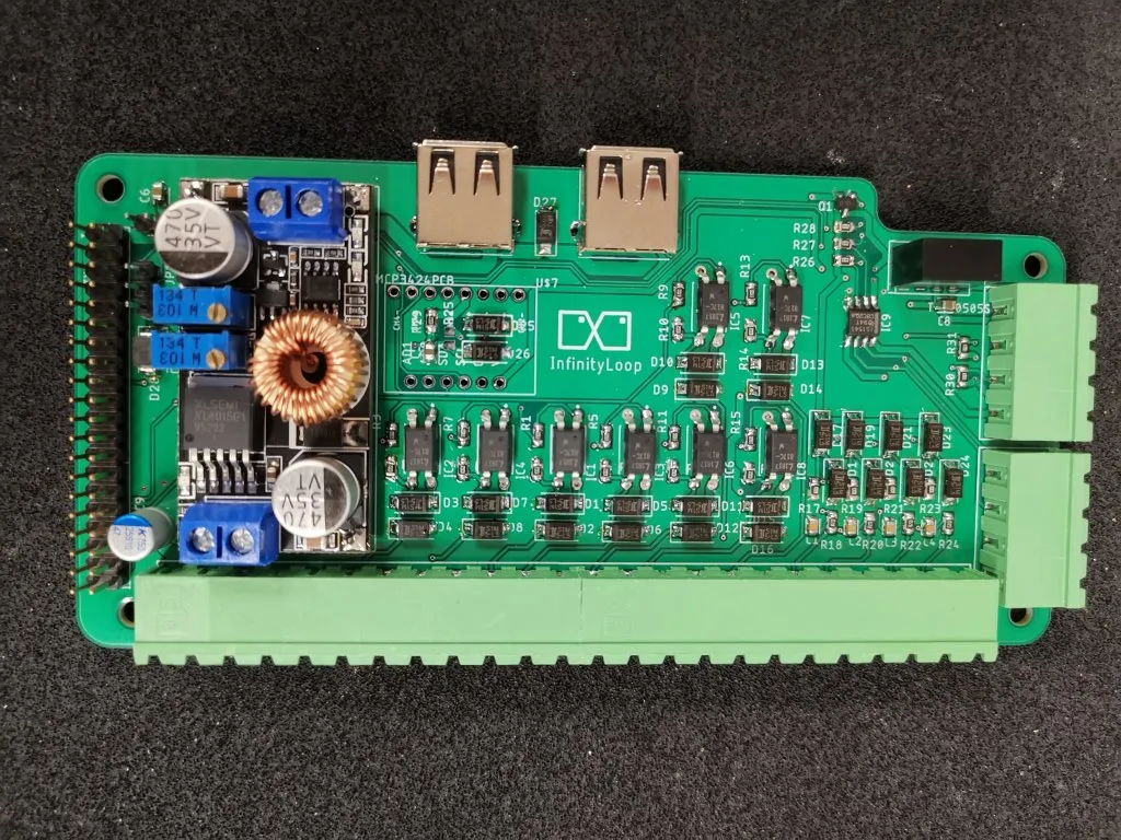 Eigenentwickelte Platine mit Spannungsversorgung und USB-Anschlüssen