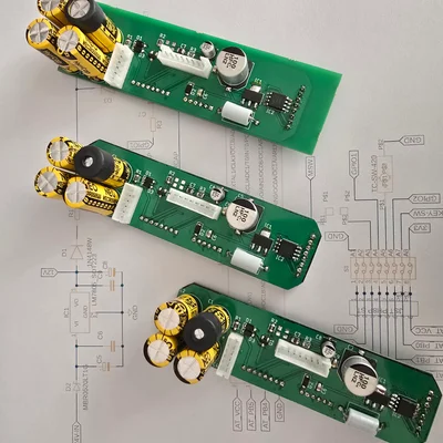 Bestückte Leiterplatten auf ausgedrucktem Schaltplan