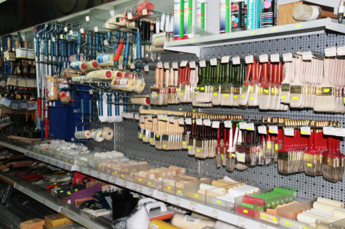 Malerbedarf im Ladenangebot
