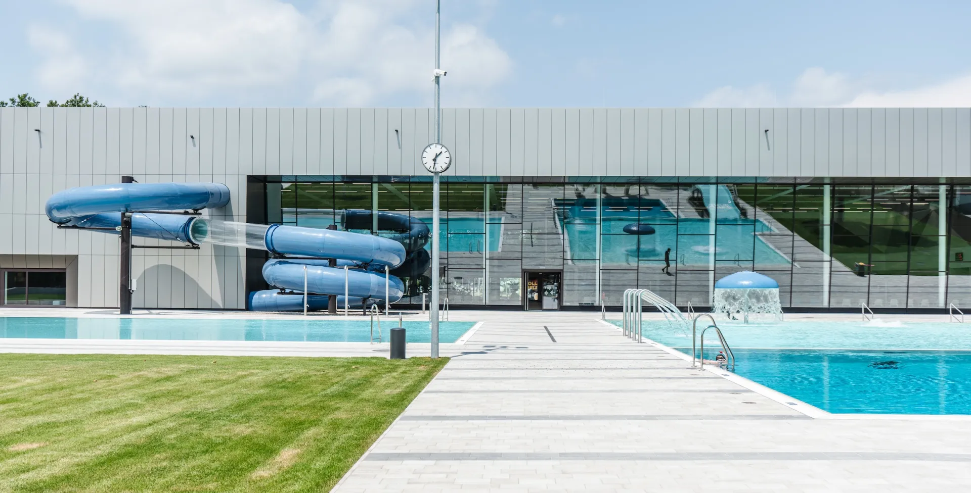 Pfosten-Riegel-Glasfassade (990 m², 8 m Höhe)