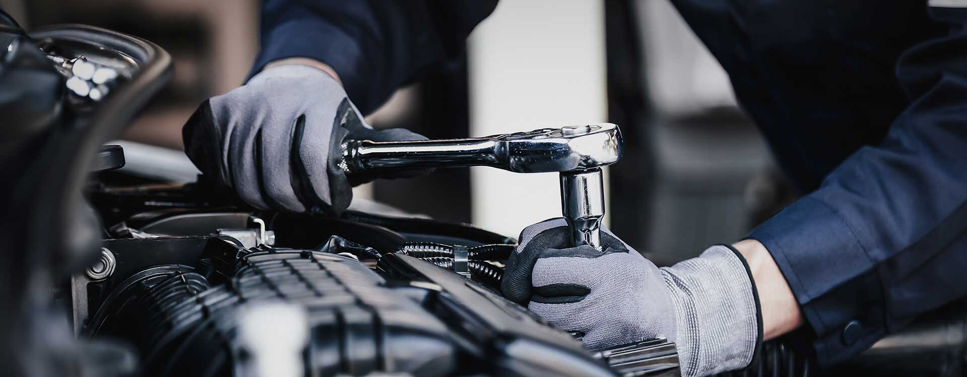 Montagearbeiten am Motorraum