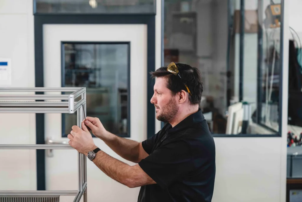 Ingenieur bei der Instrumentenentwicklung
