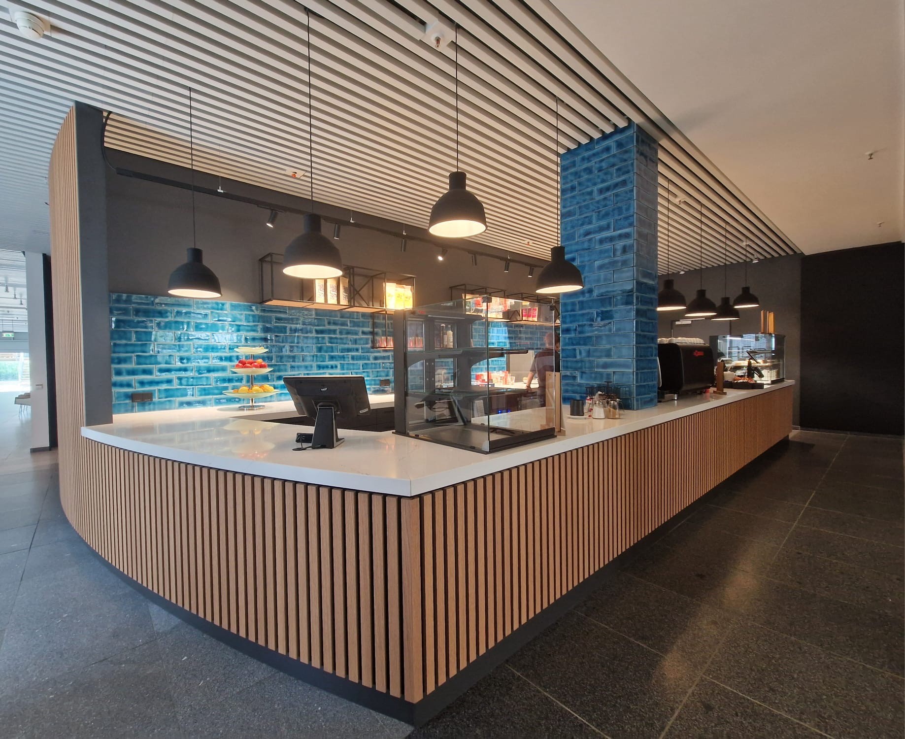 Café-Theke aus eigener Tischlerei
