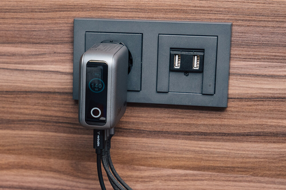 Mini GaN-Ladegerät mit Display (140 W)