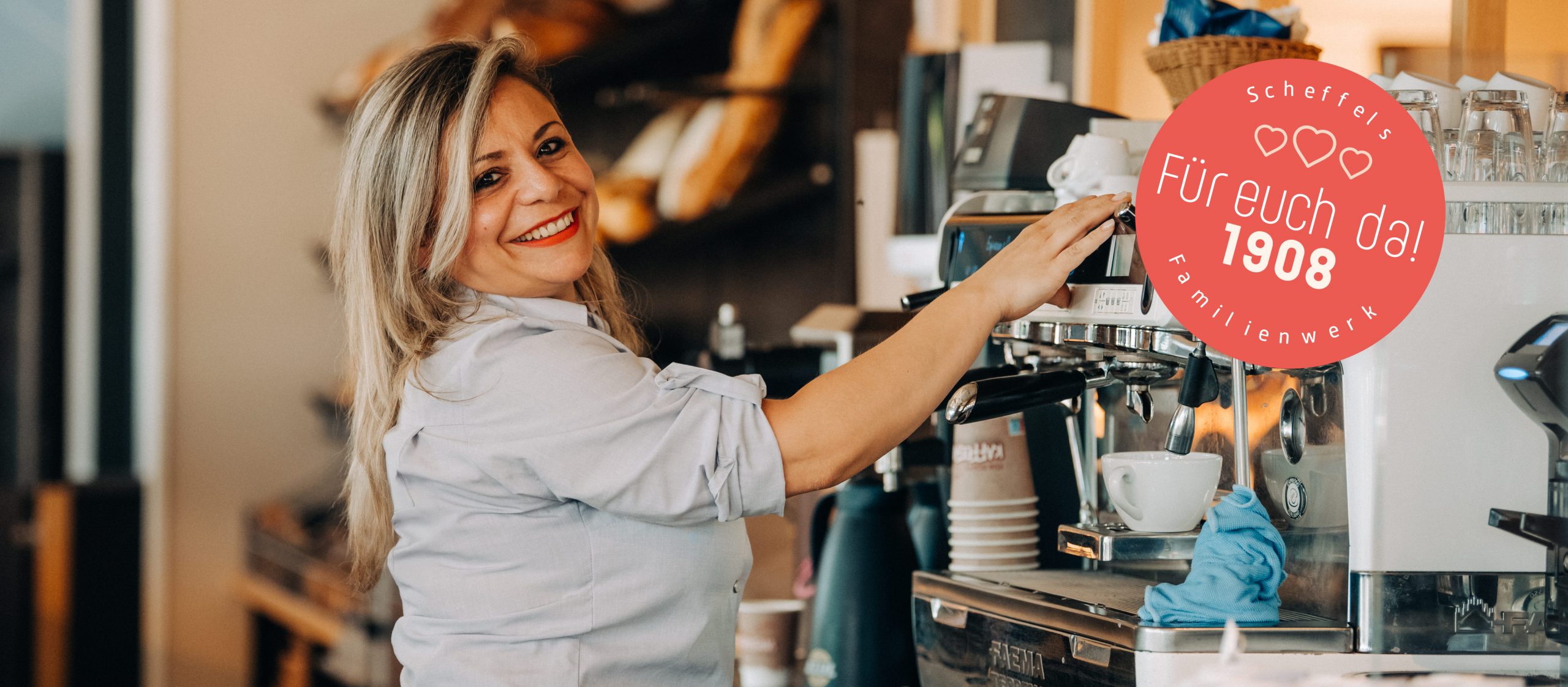 Mitarbeiterin an der Siebträgermaschine in der Filiale